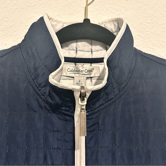 New COLDWATER CREEK Small Reversible Quilted Vest Navy Blue White Pockets Thin - Picture 6 of 10